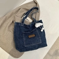 Dunkelblaue Denim-Tragetasche mit Lederetikett und süßem Wolken-Plüschanhänger - Leder-Patch-Stil (Typ 1) - Mit Anhänger / Dunkelblau