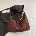 Borsa hobo in pelle scamosciata marrone scuro con cuciture bianche e tracolla - Marrone
