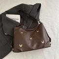 Bolso tote marrón oscuro de piel sintética con cinco mariposas doradas decorativas - Marrón