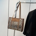 Elegante borsa tote leopardata con finiture in pelle marrone e tracolla rimovibile - Marrone