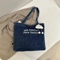 Dunkelblaue Denim-Tasche mit Stickerei 'Less Mondays More Sundays' und Wolken-Anhänger - Stickerei-Stil (Typ 2) - Mit Anhänger / Dunkelblau
