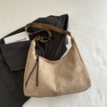 Borsa hobo retrò in pelle scamosciata kaki con tracolla marrone regolabile e nappe decorative - Cachi