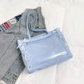 Bolso tote Ita azul claro con ventana de PVC transparente y detalles de lazos laterales - Azul