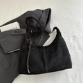 Borsa sottobraccio minimalista in pelle scamosciata nera con cuciture bianche e nappe - Nero