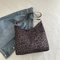 Borsa tote leopardata da donna con tracolla marrone regolabile e texture morbida - Nero