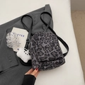 Mini zaino leopardato con ciondolo a panda e spalline sottili nere regolabili - Marrone Tè Scuro (Con Pendente)