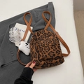 Mini zaino con stampa leopardata, spalline in pelle marrone e ciondolo di peluche - Marrone con Ciondolo