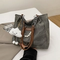 Borsa tote in tela antracite con cinturini marroni, catene e ciondolo a nuvola soffice - Con Ciondolo / Nero