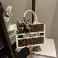 Borsa tote leopardata con fiocco e cinturino logo Fashion Bag su superficie a specchio - Marrone