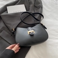 Bolso hobo clásico de ecopiel negra con hebilla dorada y correa ajustable fina - Negro