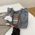 Grande borsa tote in denim lavato con manici in pelle marrone e charm nuvola - Con Ciondolo / Blu