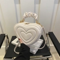 Sac à bandoulière cœur crème avec texture matelassée et poignée nuage froncée - Blanc