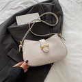 Bolso de hombro crema minimalista con hebilla dorada sobre blazer gris oscuro - Blanco