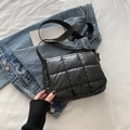 Schwarze gesteppte Umhängetasche aus glänzendem Nylon mit verstellbarem Schultergurt - Schwarz