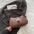 Bolso de hombro marrón tipo media luna con acabado mate y hebilla cuadrada dorada chic - Marrón