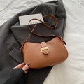 Bolso de hombro media luna en cuero marrón caramelo con hebilla dorada elegante - Marrón