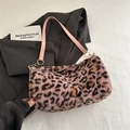Sac cabas en peluche léopard avec bandoulières roses et détails dorés métalliques - Rose Sans Pendentif