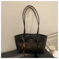 Détail du grand cabas vintage noir avec texte FASHION et pendentif raquette de tennis - Avec Charme (5650495620357) / Noir