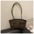 Détail du grand sac cabas marron café avec logo FASHION et breloque raquette - Avec Charme (5650495620358) / Marron