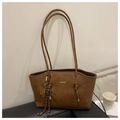 Détail d'un grand sac cabas marron avec logo FASHION et breloque raquette de tennis - Avec Charme (5650495620359) / Marron