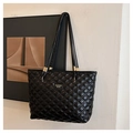 Détail du sac cabas matelassé noir avec finition en cuir brillant et métal doré - Noir