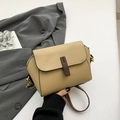 Bolso bandolera chic de cuero granulado beige con detalle marrón y herrajes dorados - Caqui