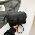 Elegante bolso bandolera de cuero negro con grabado litchi y herrajes dorados - Negro