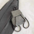 Zaino mini chic in lana grigia con spallacci in pelle marrone e trama vintage di classe - Grigio