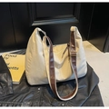 Detalle del bolso hobo de ante beige con ribete de cuero marrón y cierre de metal - Blanco Roto
