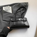 Bolso de hombro clásico en cuero negro con solapa rectangular y correas largas - Negro