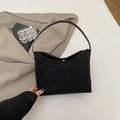 Bolso tipo cubo minimalista de ante negro con correa marrón fina y cierre magnético - Negro