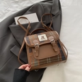 Sac à dos à carreaux marron avec écusson d'ours et boucles en cuir de style collège - Brun Sans Pendentif