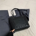 Schwarze gewebte Leder-Shopper-Tasche mit weißen Kontrastnähten und Frontklappentasche - Schwarz