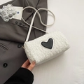 Borsa a tracolla bianca in lana di agnello con cuore nero e sottile tracolla in pelle - Bianco avorio