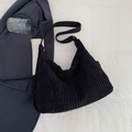 Bolso hobo clásico de pana negra con correa ajustable y un diseño de estilo minimalista - Negro