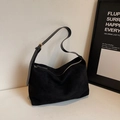 Borsa hobo minimalista in pelle scamosciata nera con tracolla regolabile e fibbia d'oro - Nero