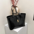 Elegante borsa tote nera lucida con fibbia in metallo dorato e trama in pelle - Senza Ciondolo / Nero