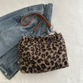 Leoparden-Plüschtasche mit braunem Leder und silbernem Kettenriemen - Khaki Leopard