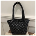 Primer plano de bolso tote negro acolchado de nailon brillante con diseño de diamantes - Negro