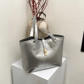 Borsa tote argento metallizzato con chiusura rettangolare dorata in ecopelle di lusso - Senza Ciondolo / Argento