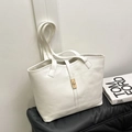 Dettaglio della borsa tote color panna con chiusura a scatto dorata e doppie tracolle - Senza Ciondolo / Bianco