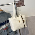 Sac fourre-tout blanc en similicuir avec fermoir rotatif doré et pendentif à pampilles - Avec Pendentif / Blanc