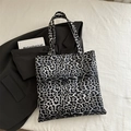 Elegante borsa tote con stampa leopardata bianca e nera e grande capacità da donna - Nero
