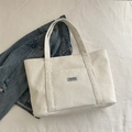 Bolso tote minimalista de pana blanca con etiqueta de moda e interior espacioso - Blanco