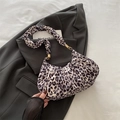 Borsa a mezzaluna con stampa leopardata, manico arricciato e anello in metallo dorato - Beige