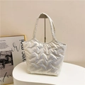 Borsa tote trapuntata bianca lucida con finitura metallizzata su supporto in metallo - Bianco