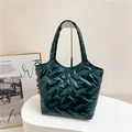 Borsa tote trapuntata verde scuro lucida con trama imbottita e manici lunghi alla moda - Verde