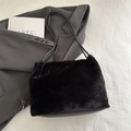 Schwarze Schultertasche aus Kunstpelz mit Lederriemen für den schicken Winter-Look - Ohne Anhänger / Schwarz