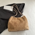 Braune Kunstpelz-Schultertasche mit schmalen Lederriemen für Winteroutfits - Ohne Anhänger / Khaki