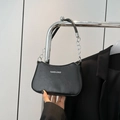 Borsa a mezzaluna chic in pelle PU nera con catena d'argento e scritta moda bianca - Nero